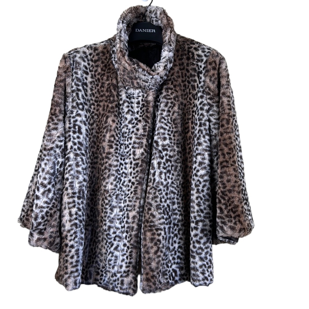 Cougar print women’s cape jacket very soft faux fur size medium
